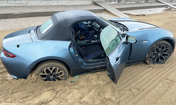 千里浜の砂に埋まった僕の車