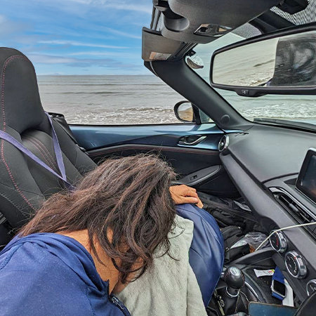 千里浜で車を停めて仮眠している様子