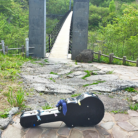 白山登山口でのギター記念写真