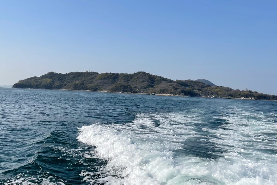 波を切り進む粟島汽船のフェリー画像
